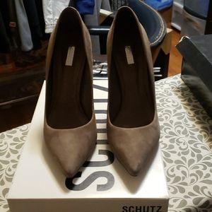 Used Schutz pumps